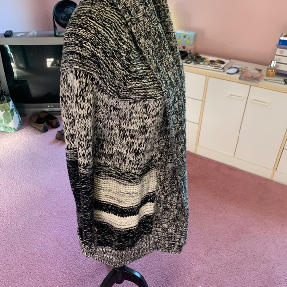 Gap black and white cardigan size large cotton tweedy weave. comfy and trendy - Picture 5 of 7